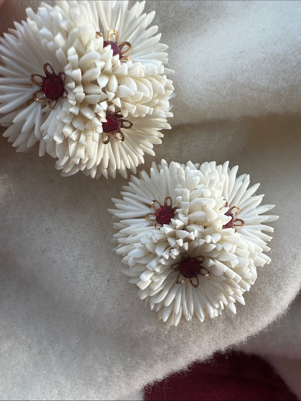 Lisner Vintage Rare White Whimsy Lightweight Flower Cluster Clip-On Earrings